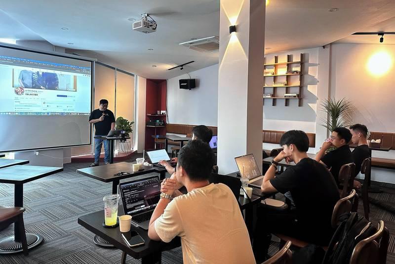 Ảnh trình chiếu bài giảng bằng máy chiếu trong phòng họp, dịch vụ cho thuê máy chiếu và màn chiếu trọn gói giá rẻ HCM.