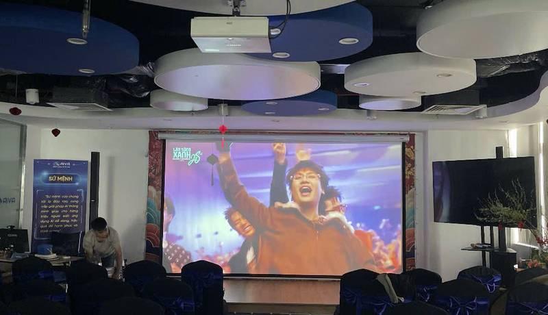 Cho thuê máy chiếu và màn chiếu trọn gói giá rẻ HCM sử dụng trong hội trường hiện đại.
