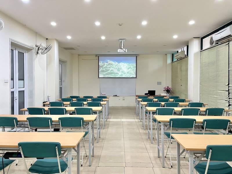 Phòng học hiện đại với dịch vụ cho thuê máy chiếu và màn chiếu trọn gói giá rẻ HCM.
