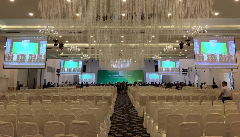 Hình ảnh cho thuê máy chiếu và màn chiếu trọn gói giá rẻ HCM phục vụ sự kiện hội trường lớn.