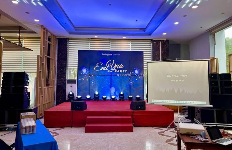 Cho thuê máy chiếu và màn chiếu trọn gói giá rẻ HCM cho sự kiện tiệc tất niên chuyên nghiệp.