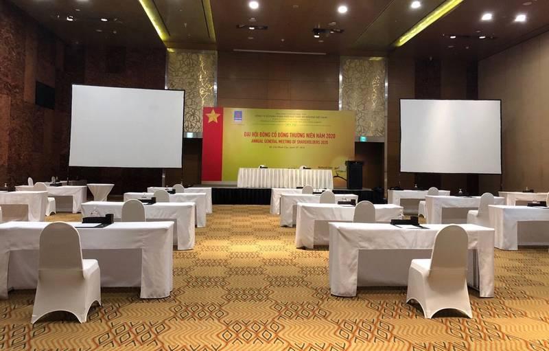 Cho thuê máy chiếu và màn chiếu trọn gói giá rẻ HCM cho sự kiện hội nghị chuyên nghiệp.