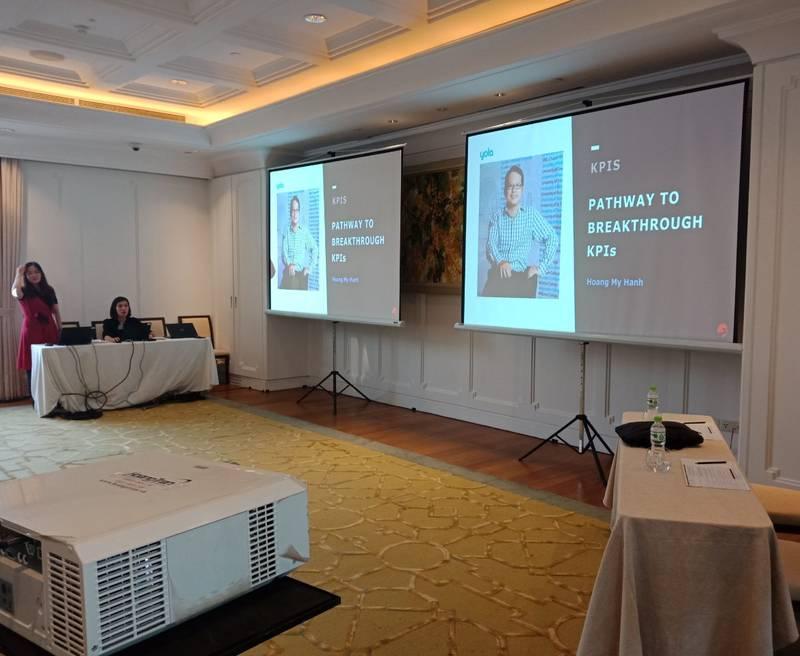 Cho thuê máy chiếu và màn chiếu trọn gói giá rẻ HCM phục vụ hội thảo chuyên nghiệp.