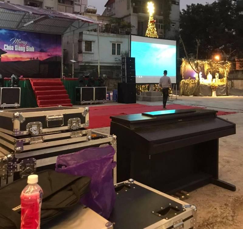 Cho thuê máy chiếu và màn chiếu trọn gói giá rẻ HCM phục vụ sự kiện ngoài trời với thiết bị chuyên nghiệp.