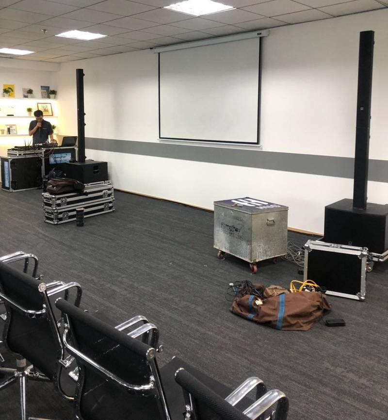 Cho thuê máy chiếu và màn chiếu trọn gói giá rẻ HCM trong phòng họp hiện đại.