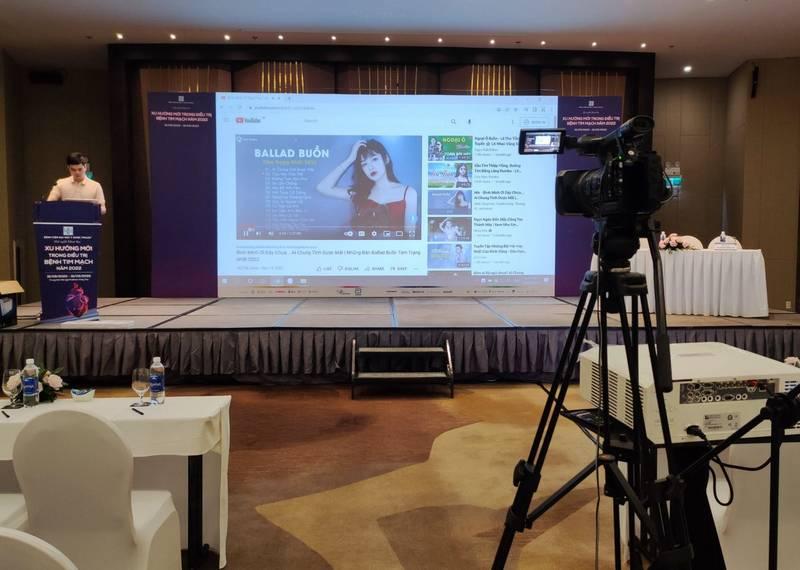 Cho thuê máy chiếu và màn chiếu trọn gói giá rẻ HCM được sử dụng trong hội thảo chuyên nghiệp.