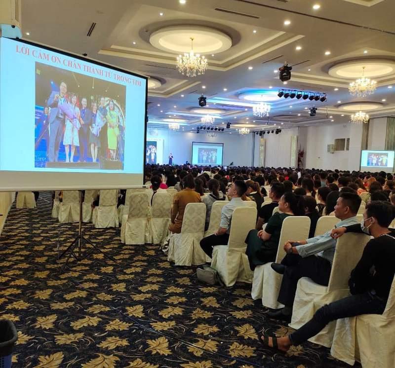 Cho thuê máy chiếu và màn chiếu trọn gói giá rẻ HCM cho hội nghị đông người tại hội trường sang trọng.