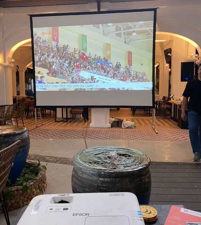 Cho thuê máy chiếu và màn chiếu trọn gói giá rẻ HCM với thiết bị Epson chiếu sự kiện ngoài trời.