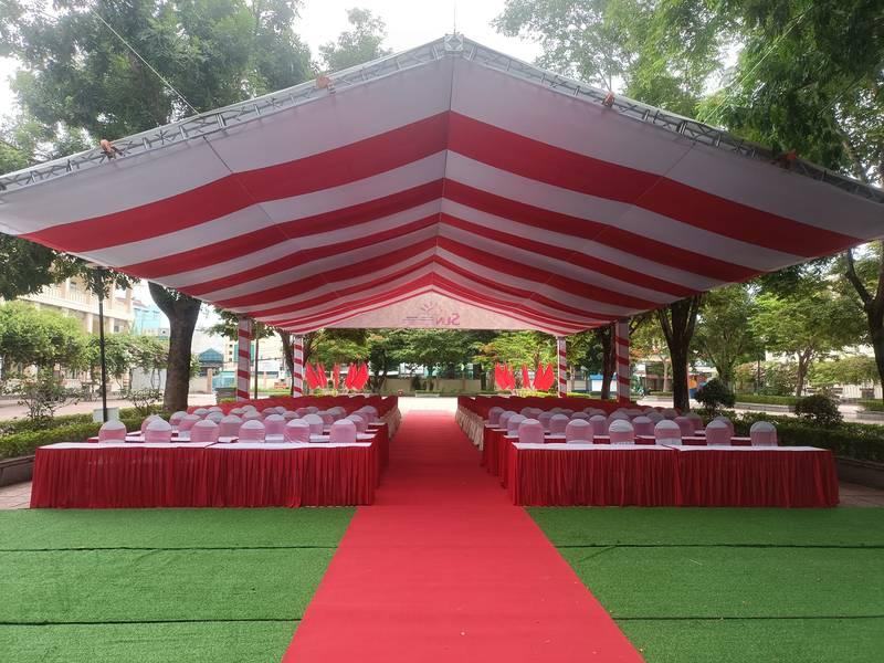 Cho thuê nhà bạt sự kiện với nhà bạt không gian HCM giá tốt, bố trí bàn ghế chuẩn bị sẵn sàng cho tổ chức ngoài trời.