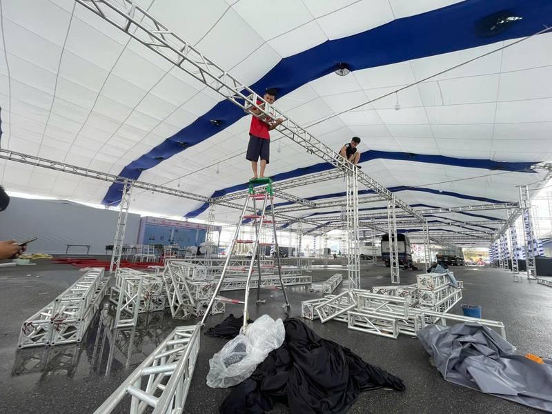 Cho thuê nhà bạt sự kiện với nhà bạt không gian HCM giá tốt đang được lắp ráp chuẩn bị.