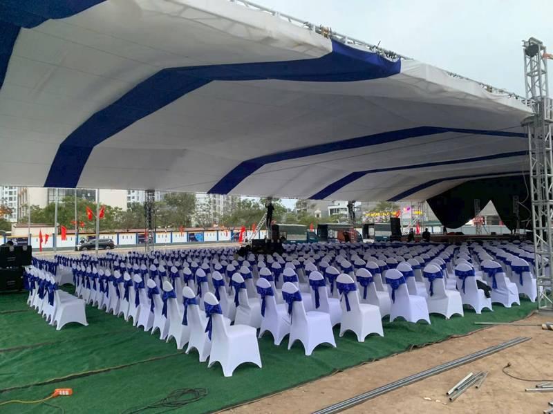 Cho thuê nhà bạt sự kiện với nhà bạt không gian HCM giá tốt và dàn ghế sự kiện được trang trí chỉnh chu.