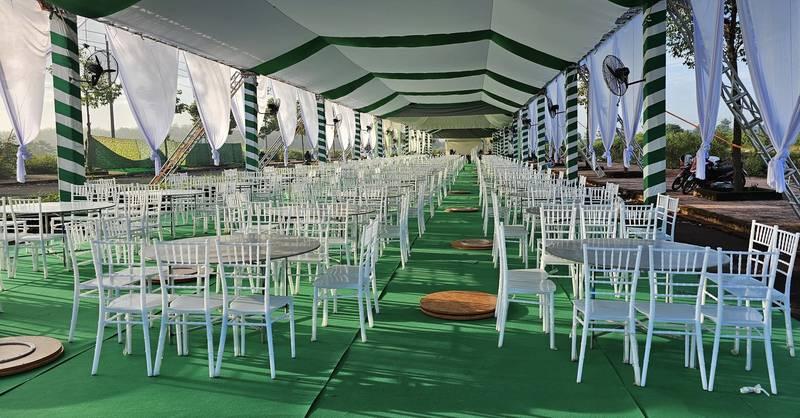 Cho thuê nhà bạt sự kiện với nhà bạt không gian HCM giá tốt bố trí bàn ghế trắng gọn gàng trong không gian rộng.