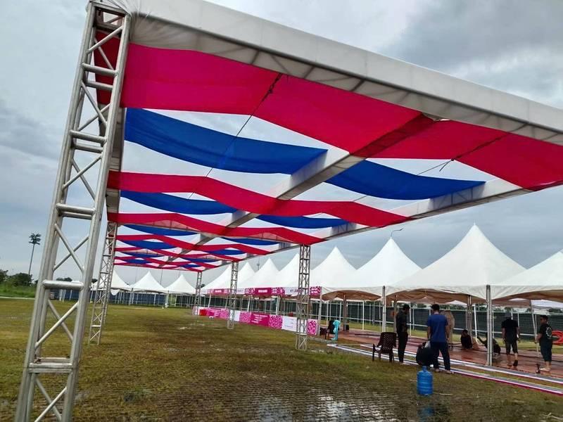 Cho thuê nhà bạt sự kiện với nhà bạt không gian HCM giá tốt, thiết kế mái đỏ xanh và khung thép chắc chắn.