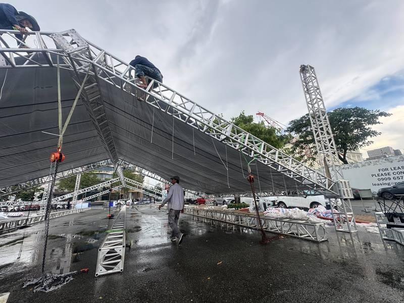 ALT ảnh: Công nhân lắp đặt nhà bạt không gian chuẩn bị cho thuê nhà bạt sự kiện với dịch vụ nhà bạt không gian HCM giá tốt.