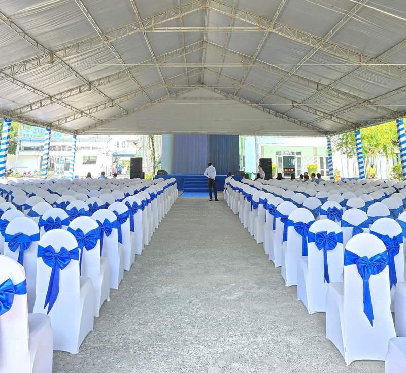 Cho thuê nhà bạt sự kiện tổ chức lớn với nhà bạt không gian HCM giá tốt, chuẩn bị ghế bọc trắng với nơ xanh.
