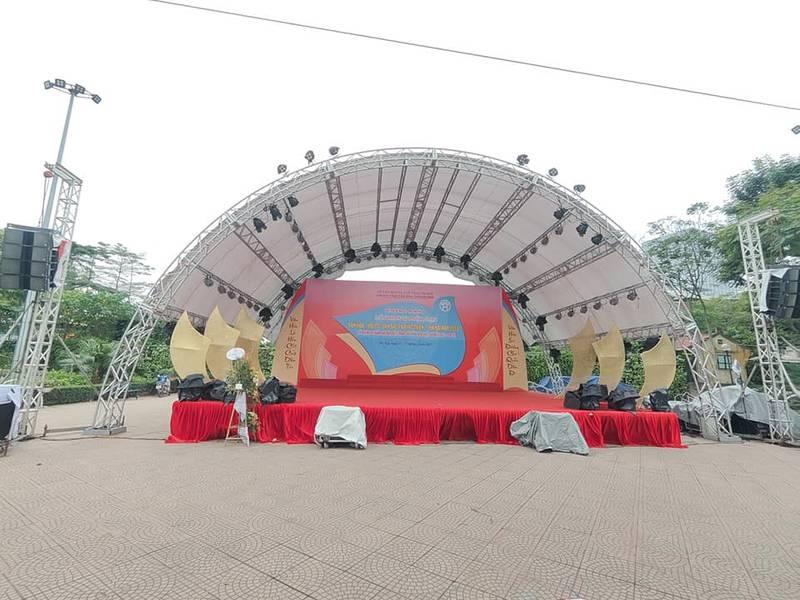 Cho thuê nhà bạt sự kiện với nhà bạt không gian HCM giá tốt chuẩn bị sân khấu ngoài trời.