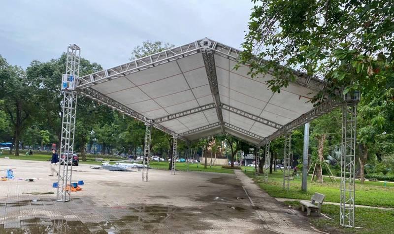 Nhà bạt không gian được lắp đặt chuẩn bị cho thuê nhà bạt sự kiện tại HCM giá tốt.