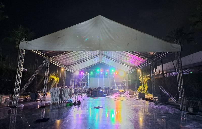 Nhà bạt sự kiện được lắp đặt hoàn chỉnh với hệ thống đèn màu phục vụ cho thuê nhà bạt sự kiện nhà bạt không gian HCM giá tốt.