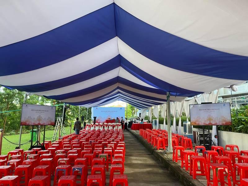 Cho thuê nhà bạt sự kiện với nhà bạt không gian HCM giá tốt, bố trí ghế đỏ chuẩn bị khai mạc.