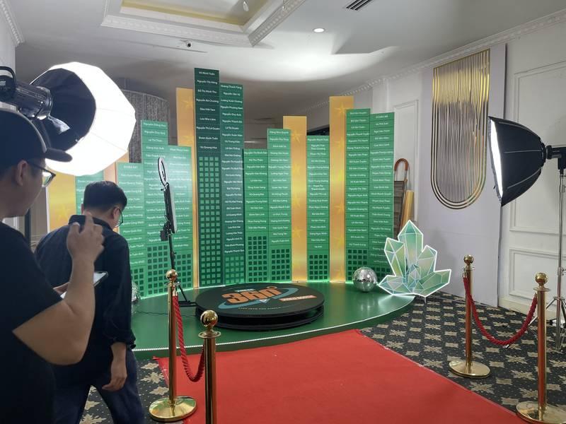 ALT: Cho thuê photobooth sự kiện trọn gói giá rẻ HCM với khu vực chụp hình chuyên nghiệp và ánh sáng chuẩn.