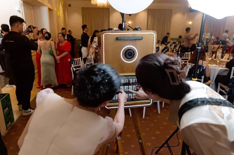 Cho thuê photobooth sự kiện trọn gói giá rẻ HCM với máy chụp ảnh tự động tại tiệc cưới.
