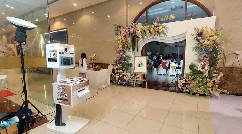 Cho thuê photobooth sự kiện trọn gói giá rẻ HCM với khu vực chụp hình trang trí hoa tại tiệc cưới.