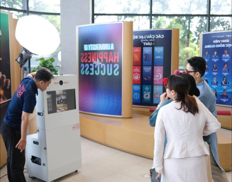 Cho thuê photobooth sự kiện trọn gói giá rẻ HCM với máy chụp hình tự động và ánh sáng chuyên nghiệp.