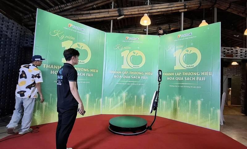 Cho thuê photobooth sự kiện trọn gói giá rẻ HCM với khung nền kỷ niệm 10 năm thương hiệu Hoa Quả Sạch Fuji.