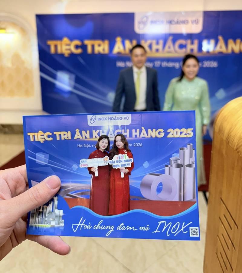 Ảnh chụp tấm hình lưu niệm tại sự kiện với dịch vụ cho thuê photobooth sự kiện trọn gói giá rẻ HCM.