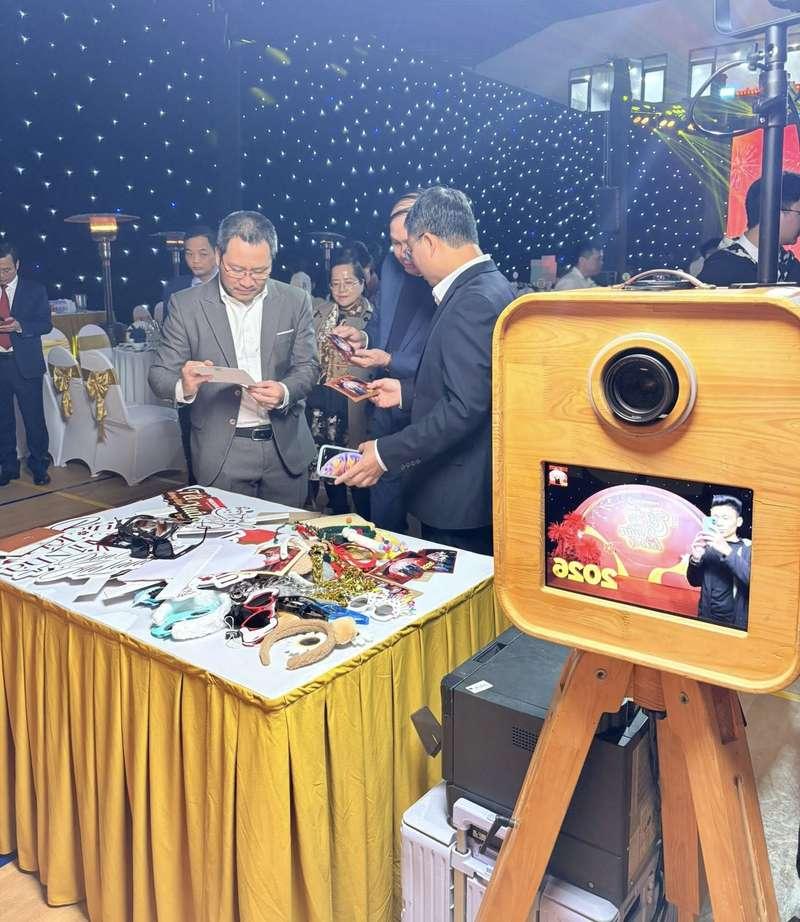 Cho thuê photobooth sự kiện trọn gói giá rẻ HCM với khách dùng ảnh và phụ kiện tại tiệc.