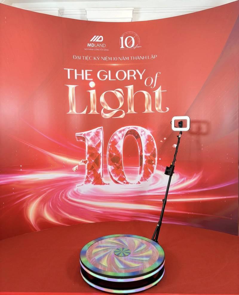 Cho thuê photobooth sự kiện trọn gói giá rẻ HCM với thiết bị hiện đại tại tiệc kỷ niệm 10 năm thành lập.