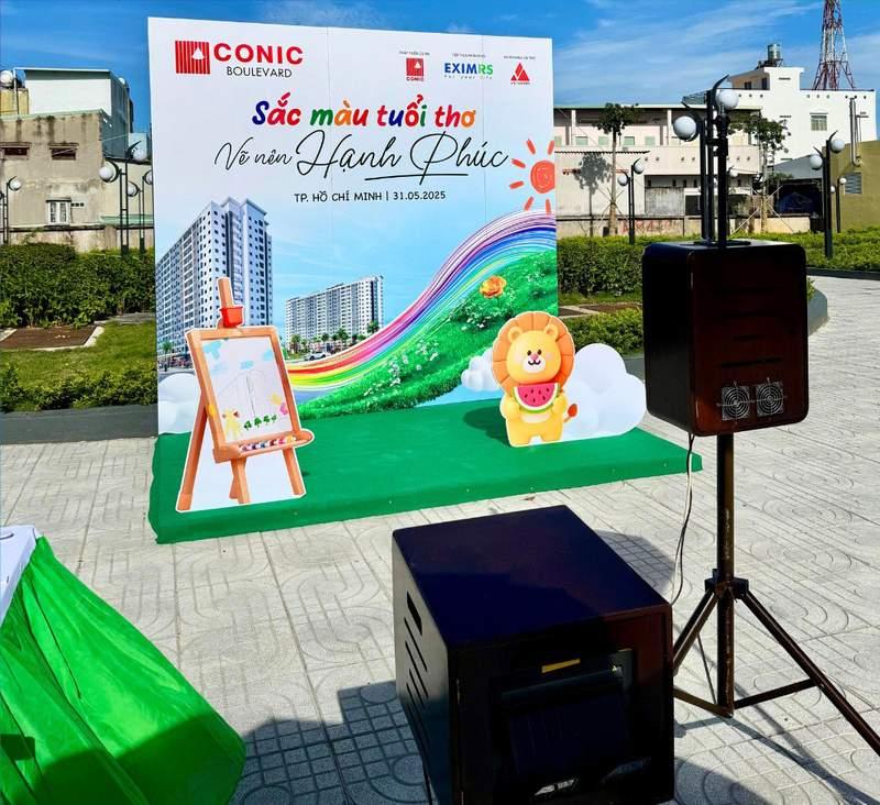 Cho thuê photobooth sự kiện trọn gói giá rẻ HCM với phông nền 