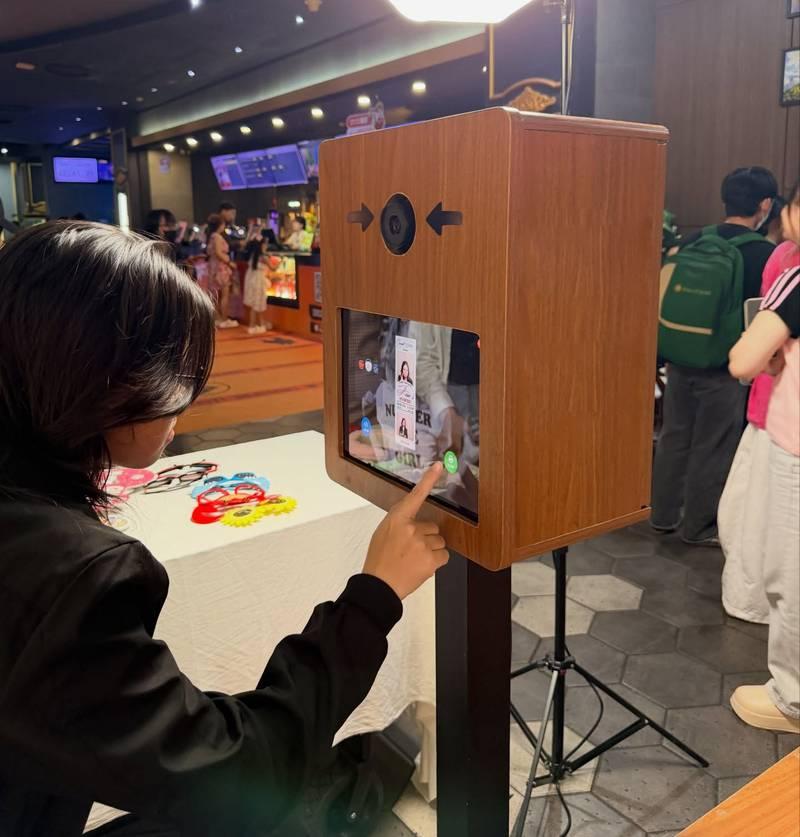 Khách hàng trải nghiệm cho thuê photobooth sự kiện trọn gói giá rẻ HCM tại nơi tổ chức.