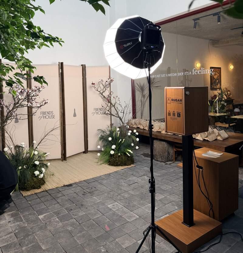 Cho thuê photobooth sự kiện trọn gói giá rẻ HCM với thiết bị chụp hình chuyên nghiệp và ánh sáng hiện đại.