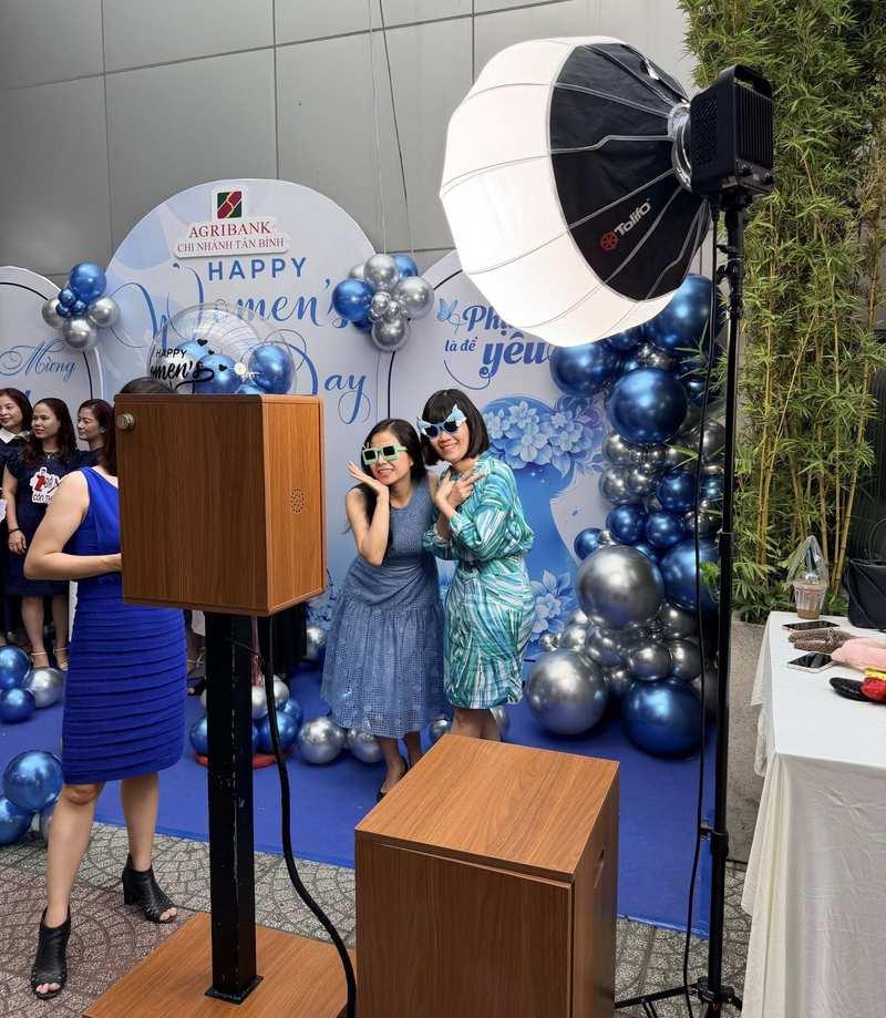 Cho thuê photobooth sự kiện trọn gói giá rẻ HCM với thiết bị chụp ảnh và ánh sáng chuyên nghiệp tại sự kiện Women's Day.
