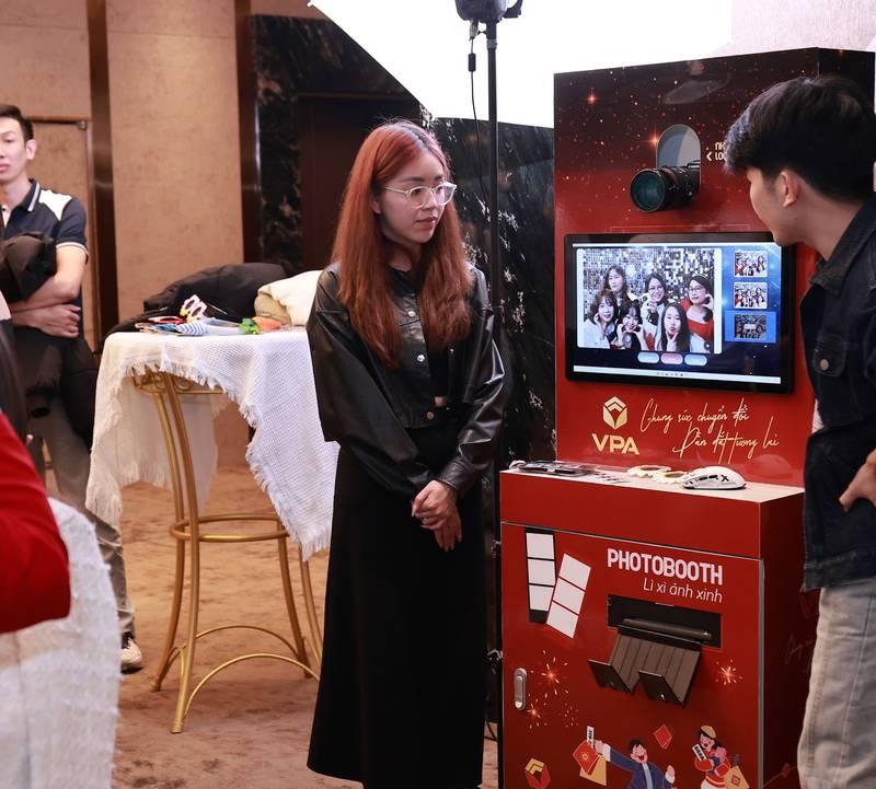 Cho thuê photobooth sự kiện trọn gói giá rẻ HCM với máy chụp và in ảnh ngay tại chỗ trong không gian tiệc.