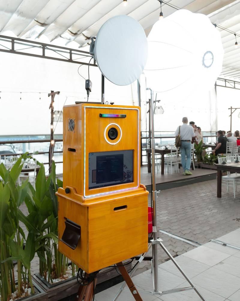 Cho thuê photobooth sự kiện trọn gói giá rẻ HCM với máy chụp hình gỗ hiện đại tại sự kiện ngoài trời.