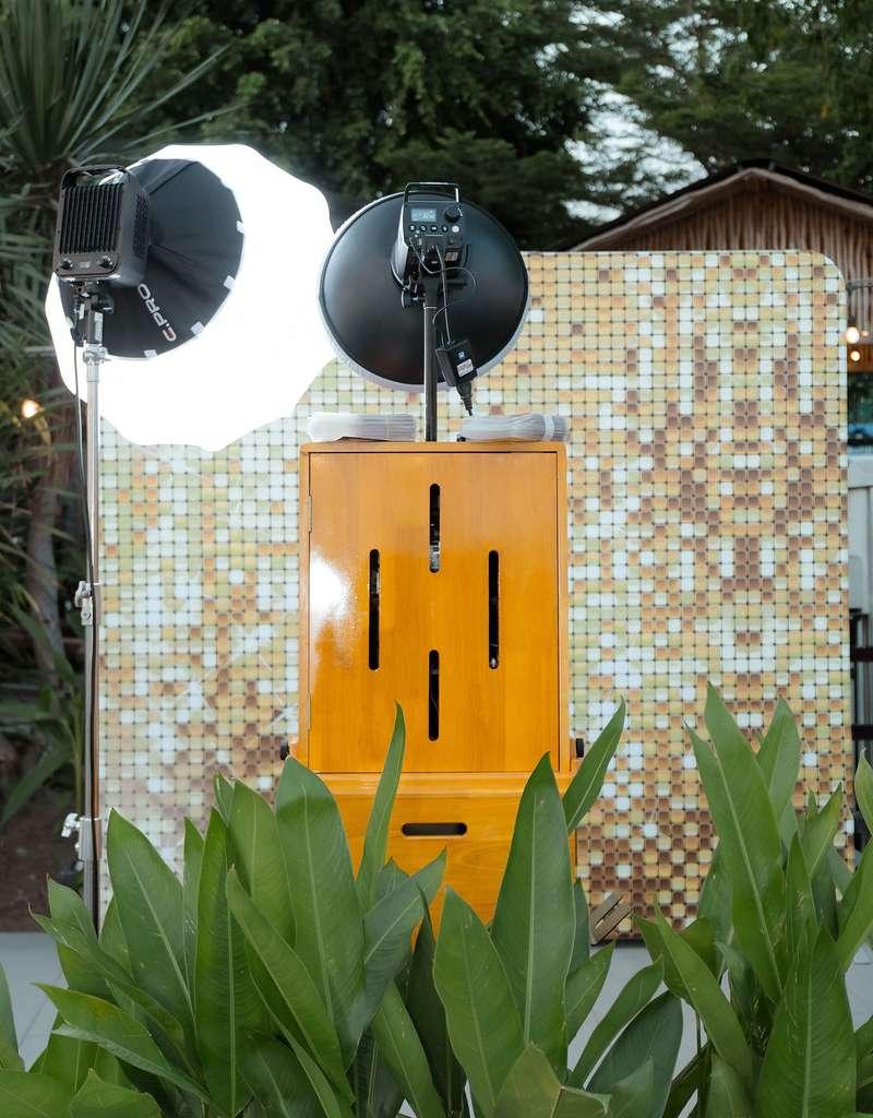 Cho thuê photobooth sự kiện trọn gói giá rẻ HCM với thiết bị ánh sáng và phông nền chuyên nghiệp.