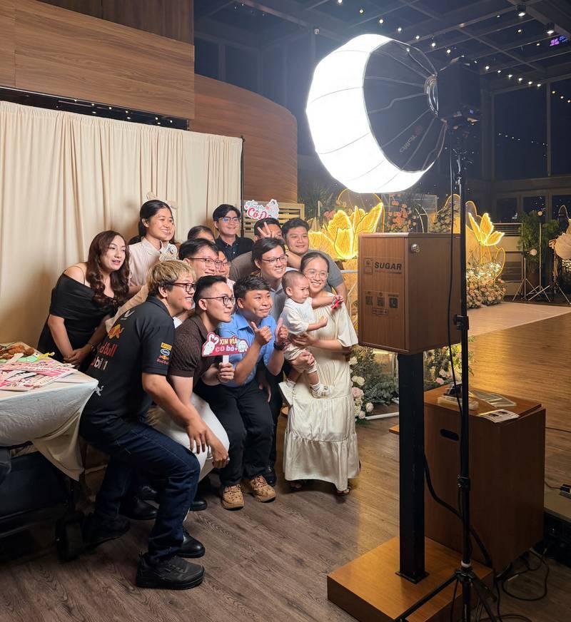 Nhóm người chụp hình vui vẻ bên cho thuê photobooth sự kiện trọn gói giá rẻ HCM.