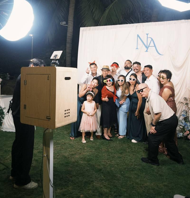 Cho thuê photobooth sự kiện trọn gói giá rẻ HCM với nhóm người chụp hình vui nhộn tại tiệc ngoài trời.