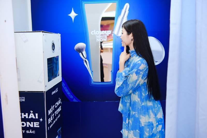 Cô gái đang sử dụng dịch vụ cho thuê photobooth sự kiện trọn gói giá rẻ HCM tại khu vực chụp ảnh.