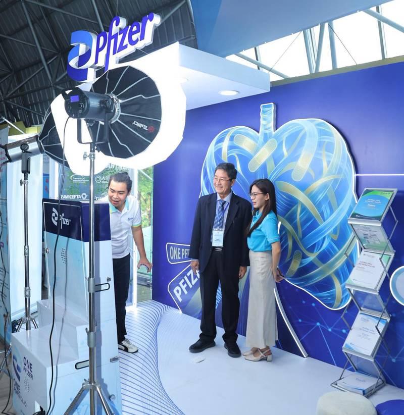 Cho thuê photobooth sự kiện trọn gói giá rẻ HCM với phông nền sáng tạo tại gian hàng Pfizer.