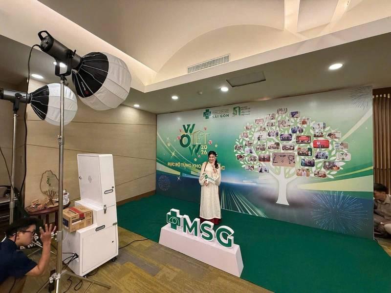 Cho thuê photobooth sự kiện trọn gói giá rẻ HCM với khu vực chụp ảnh chuyên nghiệp và ánh sáng bắt mắt.