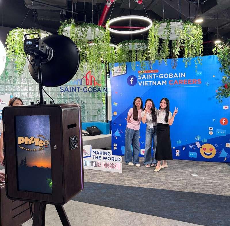Cho thuê photobooth sự kiện trọn gói giá rẻ HCM với thiết bị hiện đại và không gian chụp chuyên nghiệp.