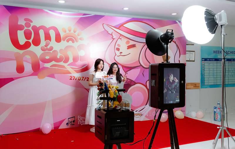 Cho thuê photobooth sự kiện trọn gói giá rẻ HCM với thiết bị hiện đại và không gian chụp hình nổi bật.