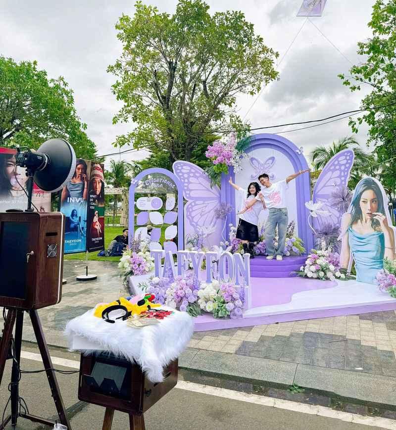 Cho thuê photobooth sự kiện trọn gói giá rẻ HCM với khung cảnh trang trí tím và máy chụp ảnh cổ điển.