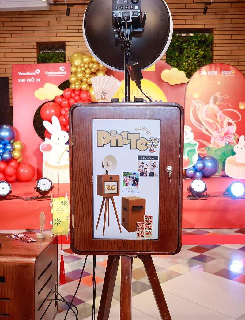 Cho thuê photobooth sự kiện trọn gói giá rẻ HCM với máy chụp ảnh vintage độc đáo và phông nền trang trí sự kiện.