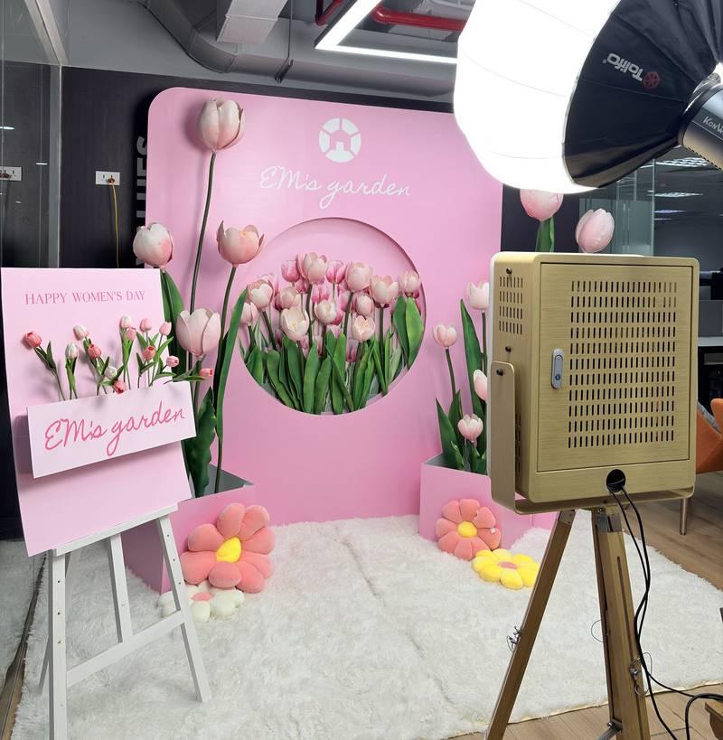 Cho thuê photobooth sự kiện trọn gói giá rẻ HCM với backdrop hoa tulip và thiết bị chụp hình hiện đại.