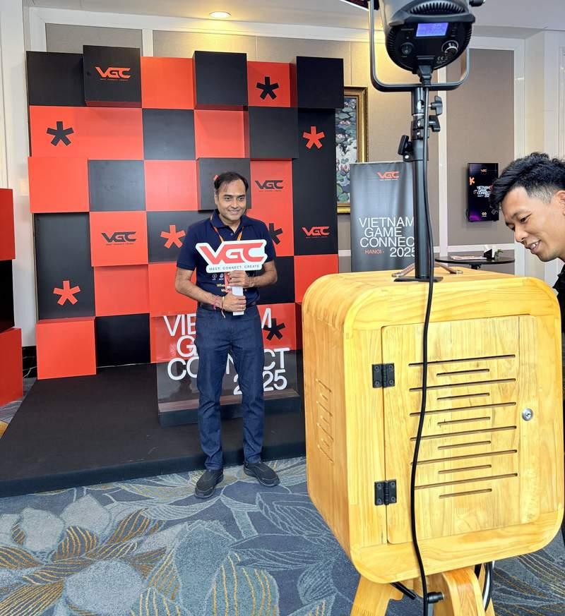 Cho thuê photobooth sự kiện trọn gói giá rẻ HCM với máy chụp ảnh tự động và phông nền sự kiện chuyên nghiệp.