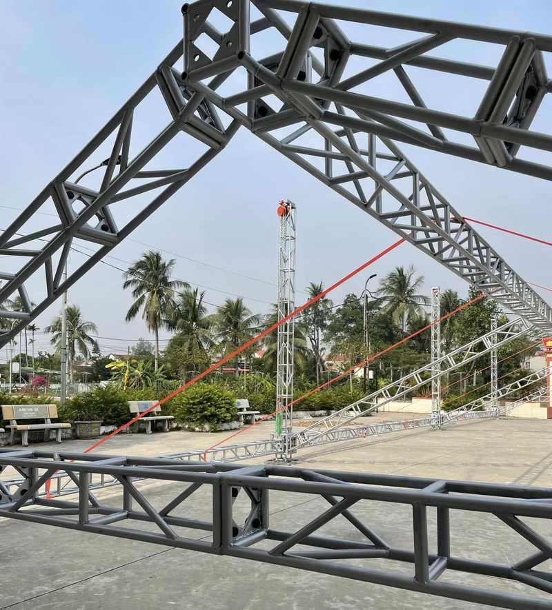 Khung rạp sự kiện kim loại được lắp đặt bền chắc trong dịch vụ cho thuê rạp sự kiện trọn gói HCM.